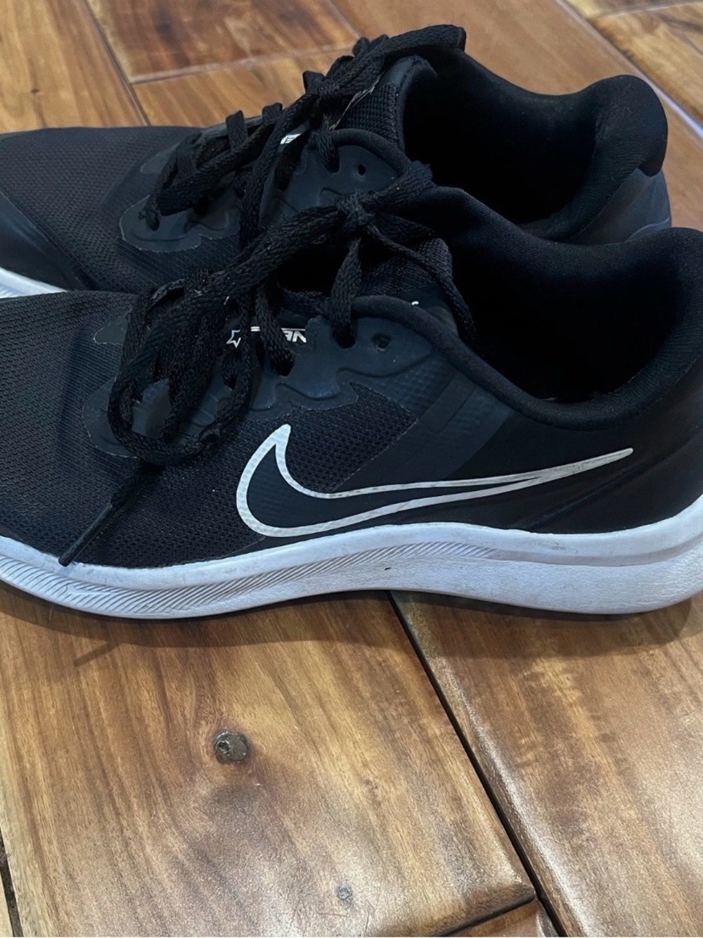 Nike Black and White Cosmic Running Shoes Big Boys Sneakers Sz 5Y